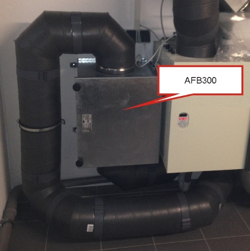 Kontrollierte Wohnraumlüftungsanlage mit Aktivkohlefilterbox AFB300 (links)