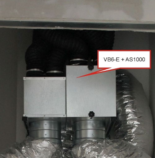 Verteilerbox VB6E (rechts) mit integriertem elektronischem Feinstaubfilter AS1000 einer kontrollierten Wohnraumlüftungsanlage